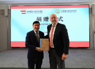 Shoah-Namenliste landet in Shanghai / Generalkonsulat Shanghai Das Bild zeigt die Übergabe der Publikation durch den Generalkonsul an den Direktor des Shanghai Jewish Refugees Museum.