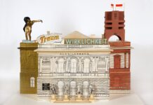 The Arc of History Lecture Series / Kulturforum London Das Bild zeigt ein Modell der Künstlerhausfassade in Wien 1985 von Hans Hollein. In Großbuchstaben die Worte „Traum und Wirklichkeit“ auf dem Gebäude. Auf der Fassade selbst findet sich der Schriftzug „Wien 1870-1930.