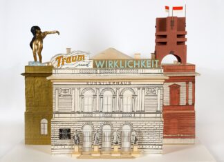 The Arc of History Lecture Series / Kulturforum London Das Bild zeigt ein Modell der Künstlerhausfassade in Wien 1985 von Hans Hollein. In Großbuchstaben die Worte „Traum und Wirklichkeit“ auf dem Gebäude. Auf der Fassade selbst findet sich der Schriftzug „Wien 1870-1930.