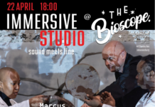 Sounds meets line / Kulturforum Pretoria Das Bild zeigt alle drei Künstlerinnen und Künstler vor einer Projektion bei der Performance. Weiters scheinen der Ort der Veranstaltung, das Datum und alle drei Künstlernahmen auf.