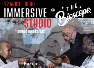 Sounds meets line / Kulturforum Pretoria Das Bild zeigt alle drei Künstlerinnen und Künstler vor einer Projektion bei der Performance. Weiters scheinen der Ort der Veranstaltung, das Datum und alle drei Künstlernahmen auf.