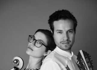 Duo Mayr-CelisCatalán / Kulturforum Sarajewo Das Bild ist in schwarz-weiß und zeigt das Duo mit seinen Instrumenten.