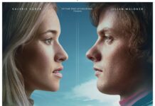 Alpines Kinoerlebnis in Singapur / Botschaft Singapur Das Filmplakat zum Film Chasing the line. Ein Mann und eine Frau sehen sich an, in der Mitte ist eine Schipiste mit einem Schifahrer.