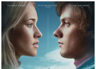 Alpines Kinoerlebnis in Singapur / Botschaft Singapur Das Filmplakat zum Film Chasing the line. Ein Mann und eine Frau sehen sich an, in der Mitte ist eine Schipiste mit einem Schifahrer.