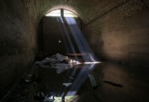 Projekt Marmor / Kulturforum Brüssel Das Bild zeigt einen zugemauerten Zugang zu einem Stollen.