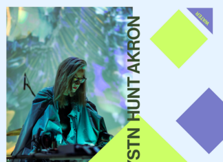 Plasticphonia – Crystn Hunt Akron -/ Kulturforum Kairo Das Bild bewirbt ein Konzert mit der Künstlerin Crystn Hunt Akron. In der Mitte ist ein Foto von ihr, einer Frau mit längeren Haaren und markanter Brille zu sehen: Sie trägt einen glänzenden, türkisfarbenen Umhang und steht an einem elektronischen Musikinstrument. Der Hintergrund ist abstrakt und farbenfroh, mit Lichtreflexen in Lila, knallgrün und hellblau. Logos der Unterstützer wie die EU, EUNIC, SABBART und das Austrian Cultural Forum sind am unteren Rand sichtbar.