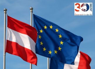 Wendepunkte in Österreichs Geschichte / Kulturforum Paris Das Bild zeigt die österreichische, die französische und die EU-Flagge wehend im Wind.