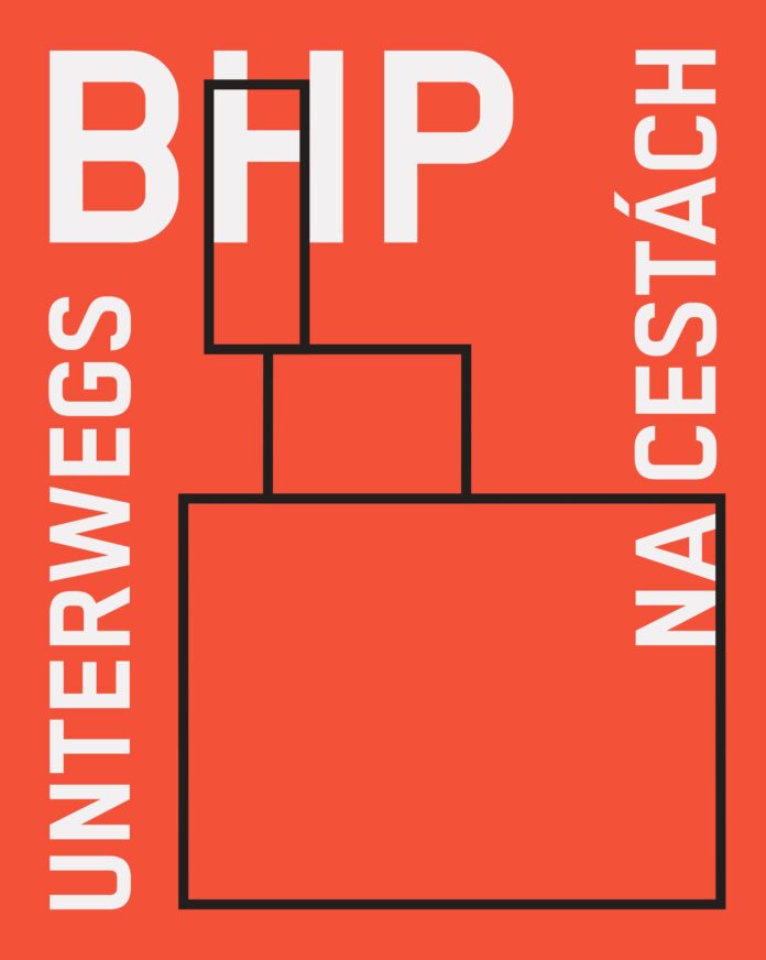 Bild: Zentralvereinigung der Architekt:innen Österreichs Das Bild zeigt die Einladungsgrafik der Ausstellung: eine geometrische Form mit den Schriftzügen BHP, unterwegs und die tschechische Übersetzung na cestách.