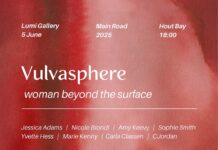 VULVASPHERE – Woman Beyond the Surface / Kulturforum Pretoria Das Bild zeigt ein rot gefärbtes Ausstellungsposter mit allen Ausstellungsdetails wie Title, Ort, Künstlerinnen, versehen mit einem QR Code, der zur Ausstellung führt.