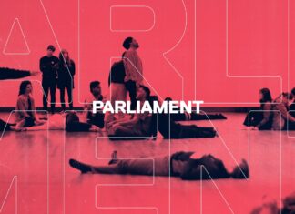 Parliament von Michael Klien / Botschaft Athen Das Bild zeigt ein Webeplakat des Projekts „Parliament“, zu sehen sind einige Teilnehmerinnen und Teilnehmer, die miteinander agieren.
