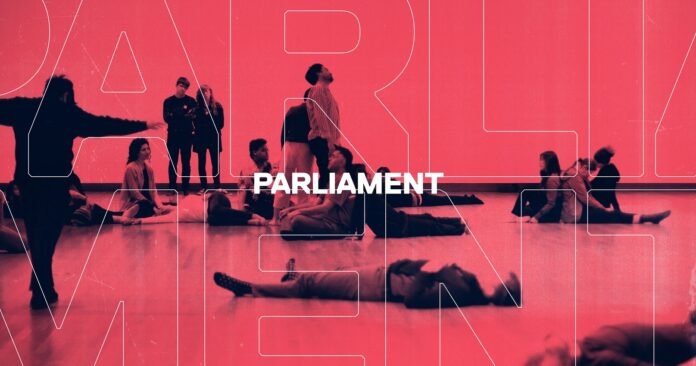 Bild: Michael Klien Das Bild zeigt ein Webeplakat des Projekts „Parliament“, zu sehen sind einige Teilnehmerinnen und Teilnehmer, die miteinander agieren.