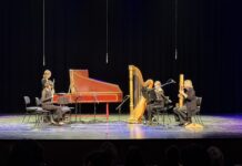 airborne extended in Istanbul / Kulturforum Istanbul Das Bild zeigt die Musikerinnen des Ensembles airborne extended bei einer Aufführung. Sie spielen verschiedene Instrumente wie Flöte, Harfe, Cembalo und Elektronik. Die Aufnahme ist in Schwarz-Weiß und zeigt eine konzentrierte Stimmung auf der Bühne.