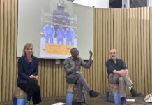 Auf den Spuren der Eisenbahn in Äthiopien / Botschaft Addis Abeba Das Bild zeigt die Protagonisten des Projekts „Songs With the Iron Elephant“ bei ihrer Projektpräsentation im Austausch mit dem Publikum.