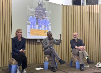 Auf den Spuren der Eisenbahn in Äthiopien / Botschaft Addis Abeba Das Bild zeigt die Protagonisten des Projekts „Songs With the Iron Elephant“ bei ihrer Projektpräsentation im Austausch mit dem Publikum.