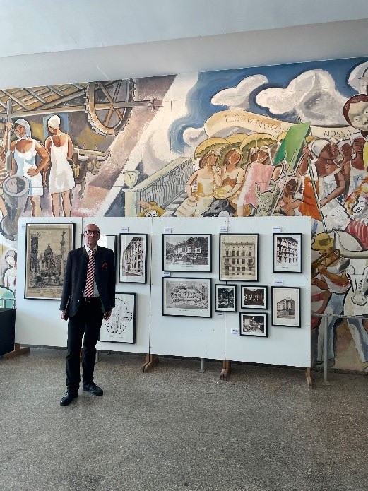 Bild: ÖB Brasilia Das Bild zeigt Botschafter Dr. Stefan Scholz vor Werken der Otto Wagner Ausstellung.
