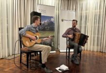 Folk Music Konzert / Botschaft Canberra Das Bild zeigt die Musiker beim Konzert.