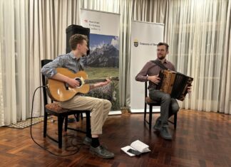 Folk Music Konzert / Botschaft Canberra Das Bild zeigt die Musiker beim Konzert.