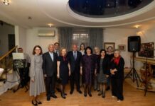 VET-CONNECT / Botschaft Chisinau Das Bild die Botschafterin Österreichs und den Botschafter der Ukraine in der Republik Moldau gemeinsam mit den Vertreterinnen und Vertretern der Bildungsministerien Österreichs, der Republik Moldau und der Ukraine und des OeAD beim Empfang zum Auftakt des Projektes.