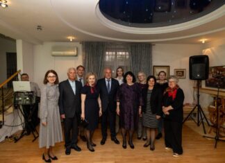 VET-CONNECT / Botschaft Chisinau Das Bild die Botschafterin Österreichs und den Botschafter der Ukraine in der Republik Moldau gemeinsam mit den Vertreterinnen und Vertretern der Bildungsministerien Österreichs, der Republik Moldau und der Ukraine und des OeAD beim Empfang zum Auftakt des Projektes.