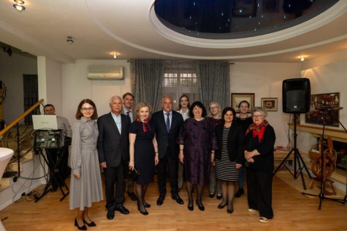 Das Bild die Botschafterin Österreichs und den Botschafter der Ukraine in der Republik Moldau gemeinsam mit den Vertreterinnen und Vertretern der Bildungsministerien Österreichs, der Republik Moldau und der Ukraine und des OeAD beim Empfang zum Auftakt des Projektes. Das Bild die Botschafterin Österreichs und den Botschafter der Ukraine in der Republik Moldau gemeinsam mit den Vertreterinnen und Vertretern der Bildungsministerien Österreichs, der Republik Moldau und der Ukraine und des OeAD beim Empfang zum Auftakt des Projektes.