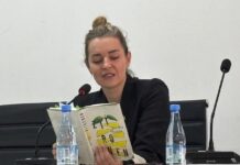 Valerie Fritsch auf Lesereise in Senegal und Côte d‘Ivoire / Botschaft Dakar Es ist die Autorin Valerie Fritsch zu sehen, wie sie aus ihrem Buch liest.