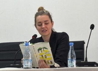 Valerie Fritsch auf Lesereise in Senegal und Côte d‘Ivoire / Botschaft Dakar Es ist die Autorin Valerie Fritsch zu sehen, wie sie aus ihrem Buch liest.