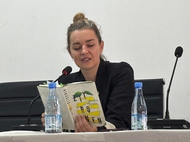 Foto: ÖB Dakar Es ist die Autorin Valerie Fritsch zu sehen, wie sie aus ihrem Buch liest.