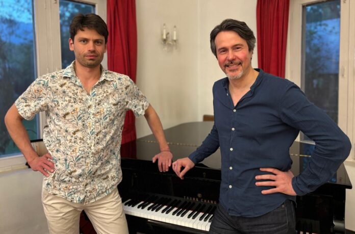 Bild: ÖB Islamabad/Hannes Machor. Das Bild zeigt den Saxophonisten Anton Pyvovarov (link) und den Pianisten Falk Bonitz (rechts).