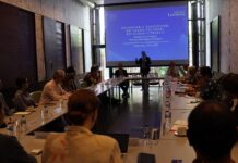 Seminar zu interreligiösem Dialog / Botschaft Jakarta Das Bild zeigt den Konferenzraum der ÖB Jakarta. Botschafter Dr. Thomas Loidl hält die Eröffnungsworte