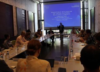 Seminar zu interreligiösem Dialog / Botschaft Jakarta Das Bild zeigt den Konferenzraum der ÖB Jakarta. Botschafter Dr. Thomas Loidl hält die Eröffnungsworte