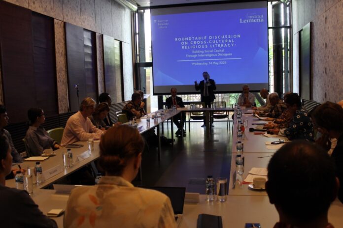 Bild: © Leimena Insitut Das Bild zeigt den Konferenzraum der ÖB Jakarta. Botschafter Dr. Thomas Loidl hält die Eröffnungsworte