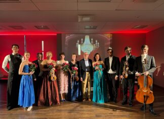 Konzert: 200 Jahre Strauss / Botschaft für Lettland Das Bild zeigt das Wiener Kaiserwalzer Orchester mit Honorarkonsul Bernhard Löw in seiner Mitte.