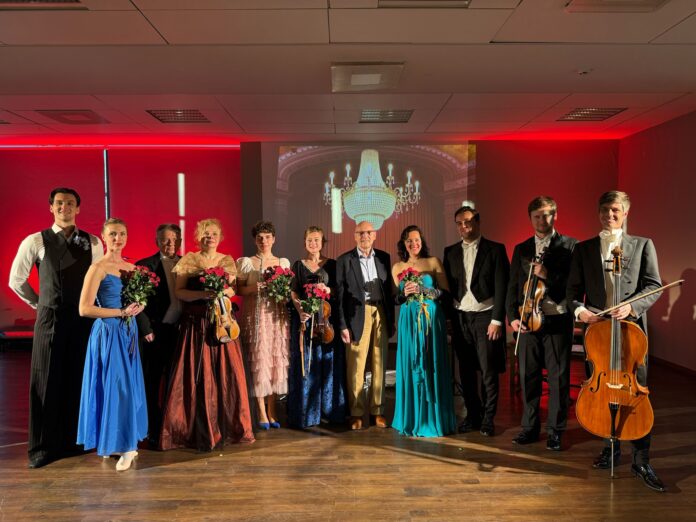 Bild: Bernhard Löw Das Bild zeigt das Wiener Kaiserwalzer Orchester mit Honorarkonsul Bernhard Löw in seiner Mitte.
