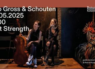 Duo Gross & Schouten in Trondheim / Botschaft Oslo Das Foto Bild zeigt die beiden Musikerinnen auf Klappstühlen sitzen mit ihren Instrumenten. Beide haben die Gesichter auf etwas außerhalb des linken Bildrandes gerichtet. Links sitzt die Cellistin Katharina Gross. Sie trägt ein ärmelloses schwarzes Oberteil, einen schwarzen Rock, schwarze Strumpfhosen und schwarz-weiße Stiefel im Sneakersdesign. Ihr Cello hält sie in der rechten Hand. Mit ihrer Bassklarinette im Arm sitzt Fie Schouten rechts. Sie tragt ebenfalls dunkle Strümpfe, ein schwarzes langärmliges Kleid mit Blumenmuster und schwarze Schuhe. Am rechten Bildrand ist eine große bunte Skulptur eines Hahns. Das Bild hat einen terracottafarbenen Rahmen. In weißer Schrift ist die Lunchkonzertankündigung für 24.05.2025 und die Logos der Veranstalter eingefügt.