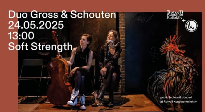 © Foto: Melanja Palitta, Bearbeitung: Rotvoll Kunstnerkollektiv Das Foto Bild zeigt die beiden Musikerinnen auf Klappstühlen sitzen mit ihren Instrumenten. Beide haben die Gesichter auf etwas außerhalb des linken Bildrandes gerichtet. Links sitzt die Cellistin Katharina Gross. Sie trägt ein ärmelloses schwarzes Oberteil, einen schwarzen Rock, schwarze Strumpfhosen und schwarz-weiße Stiefel im Sneakersdesign. Ihr Cello hält sie in der rechten Hand. Mit ihrer Bassklarinette im Arm sitzt Fie Schouten rechts. Sie tragt ebenfalls dunkle Strümpfe, ein schwarzes langärmliges Kleid mit Blumenmuster und schwarze Schuhe. Am rechten Bildrand ist eine große bunte Skulptur eines Hahns. Das Bild hat einen terracottafarbenen Rahmen. In weißer Schrift ist die Lunchkonzertankündigung für 24.05.2025 und die Logos der Veranstalter eingefügt.