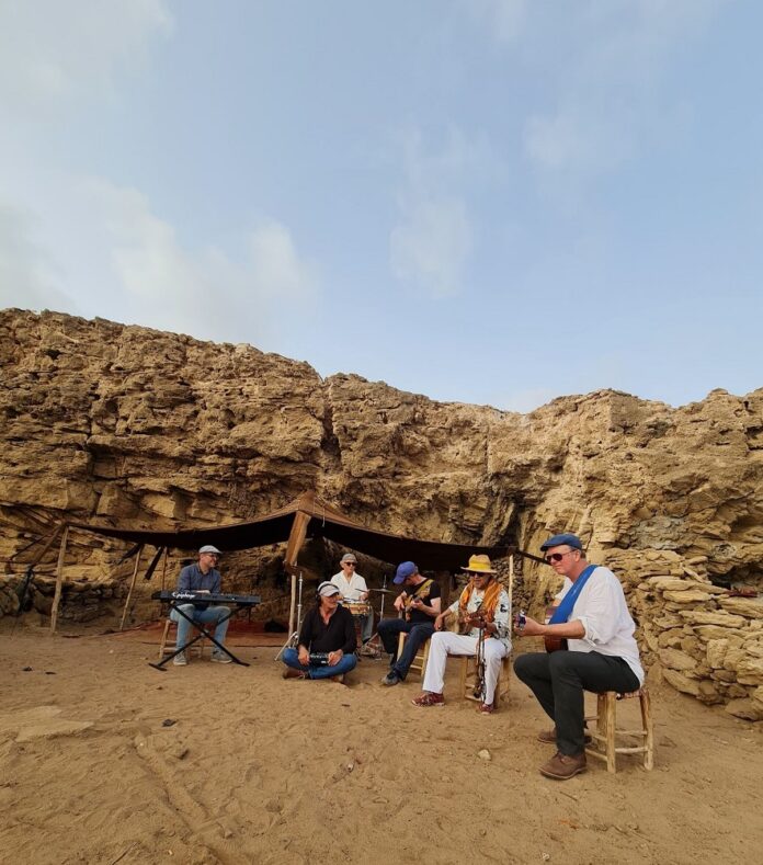Bild: Wernfried Gappmayer Die Musiker bei ihren Aufnahmen in der Wüstenlandschaft in der Nähe von Essaouira.