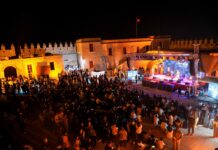 Internationales Festival SICCAJAZZ / Botschaft Tunis Das Bild zeigt vor der Kulisse der beleuchteten Ruine El Kef das Publikum und davor die Bühne mit dem Ensemble licht&rauch.