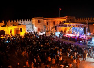 Internationales Festival SICCAJAZZ / Botschaft Tunis Das Bild zeigt vor der Kulisse der beleuchteten Ruine El Kef das Publikum und davor die Bühne mit dem Ensemble licht&rauch.