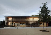 Very wood / EXPO Osaka Auf dem Bild ist ein Gebäude aus Holz zu sehen. Es ist ein moderner Bau mit Balkon, und beleuchtet. Neues Dorfzentrum Teufenbach Lendarchitektur and Scheiberlammer Architekten