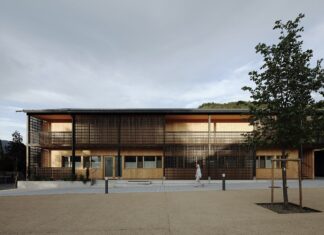 Very wood / EXPO Osaka Auf dem Bild ist ein Gebäude aus Holz zu sehen. Es ist ein moderner Bau mit Balkon, und beleuchtet. Neues Dorfzentrum Teufenbach Lendarchitektur and Scheiberlammer Architekten