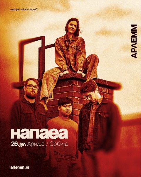 Bild: Duo Minerva / Napaea / ARLEMM-Festival Ankündigungsposter für den Auftritt von der Band Napaea am 26. Juli im Rahmen des ARLEMM-Festivals in Arilje, zeigt die Vokalistin der Band auf einem Schornstein sitzend und drei Bandmitglieder vor ihr stehend.