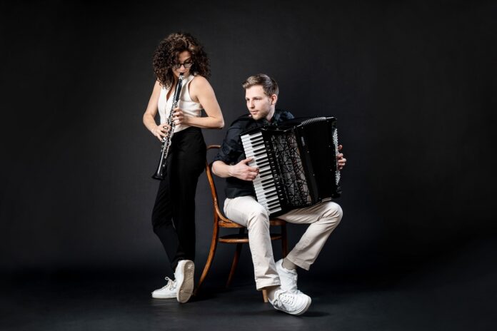 Bild: © Nancy Horowitz Das Bild zeigt das Duo Minerva, Johanna Gossner mit Klarinette und Damian Keller mit Akkordeon.