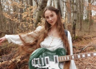 Sound of Europe #4 in Istanbul und Ankara / Kulturforum Istanbul und Botschaft Ankara Das Bild zeigt eine junge Frau mit einer Gitarre in Händen. Im Hintergrund ist ein herbstlich gefärbter Wald zu sehen.