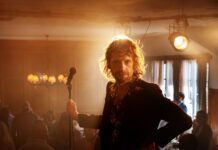 Deutschsprachiges Filmfestival „Sommerkino Lyon“ / Kulturforum Paris Das Bild zeigt Vodoo Jürgens mit Mikrophon vor Publikum in einem verrauchten Lokal