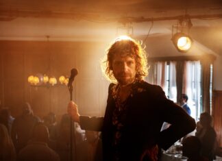 Deutschsprachiges Filmfestival „Sommerkino Lyon“ / Kulturforum Paris Das Bild zeigt Vodoo Jürgens mit Mikrophon vor Publikum in einem verrauchten Lokal