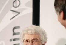 Begegnung mit Melanie Berger-Volle /Kulturforum Paris Das Bild zeigt ein Pressefoto von der lachenden Zeitzeugin Mélanie Berger-Volle.