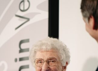 Begegnung mit Melanie Berger-Volle /Kulturforum Paris Das Bild zeigt ein Pressefoto von der lachenden Zeitzeugin Mélanie Berger-Volle.