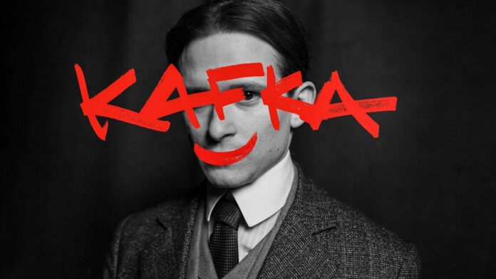 Bild: ORF/Superfilm/Nicole Albiez Das Bild zeigt das Cover der Miniserie Kafka. Darauf ist ein Porträt des Schauspielers Joel Basman in der Rolle des Kafka zu sehen, über dem in roter Handschrift der Schriftzug „Kafka“ steht.