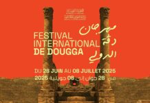 Afro Arabic Waltz Archestra/ Botschaft Tunis Das Bild zeigt das Amphitheater von Dougga mit rotem Hintergrund .