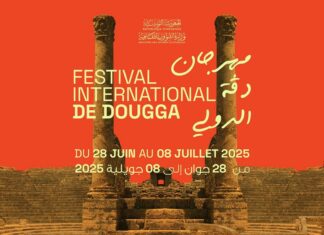 Afro Arabic Waltz Archestra/ Botschaft Tunis Das Bild zeigt das Amphitheater von Dougga mit rotem Hintergrund .